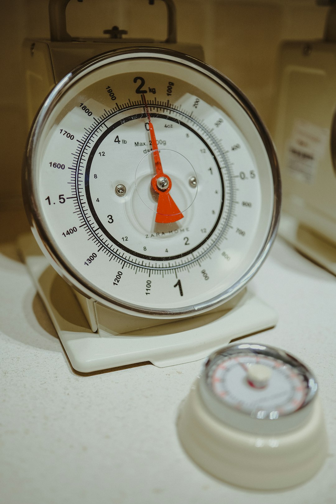 Scale display showing rapid weight loss with measuring tape, illustrating the risks of unsustainable cutting speed